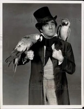 1980 Press Photo "Animal Talk" Actor Anthony Newley with Birds - sap69693