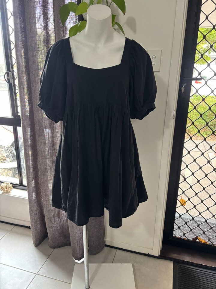 156. Forever Chic Black Size 10 Tie up back Babydoll Dress w/ Pockets