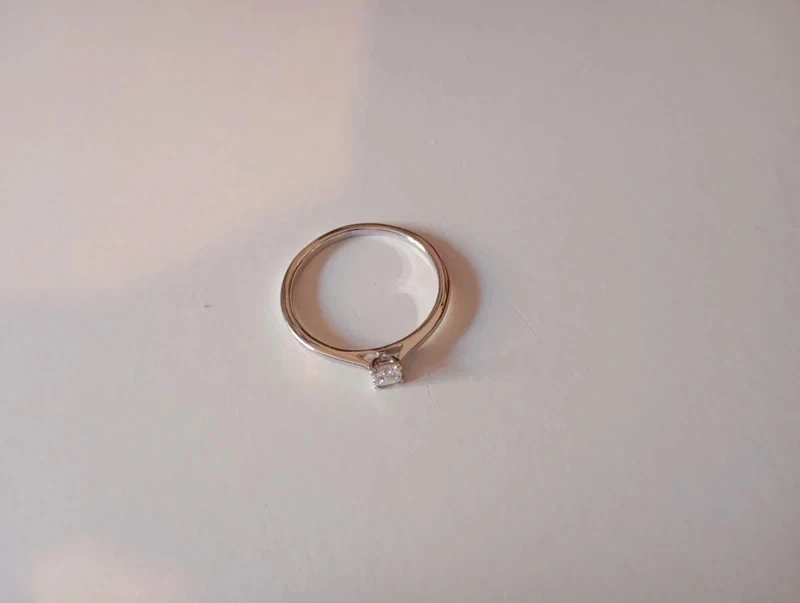Anillo compromiso en oro blanco de 18 k. Diamante talla princesa de 0,15 ct - Imagen 3 de 4