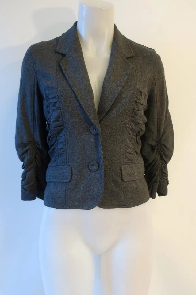 Jaqueta feminina LaRok cinza carvão franzida manga 3/4 abotoada P - Imagem 2 de 4