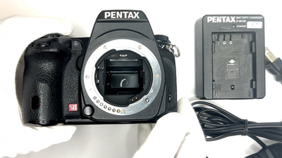 Pentax K-7 DSLR Camera + DA 18-55mm AL II Lens 
