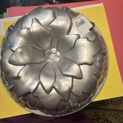 Nordic Ware Poinsettia Pan Cast Aluminum Bundt Cake Mold Made in USA Christmas