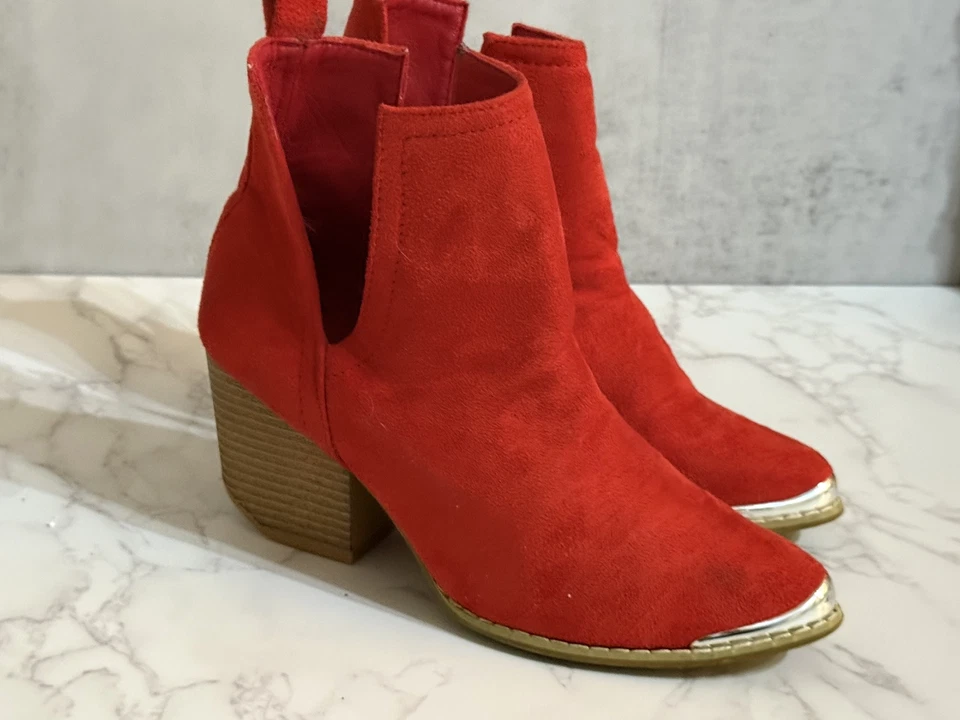 Botines sin cordones para mujer J. Adams Western - puntera puntiaguda de metal de gamuza sintética roja Foto 3 de 4