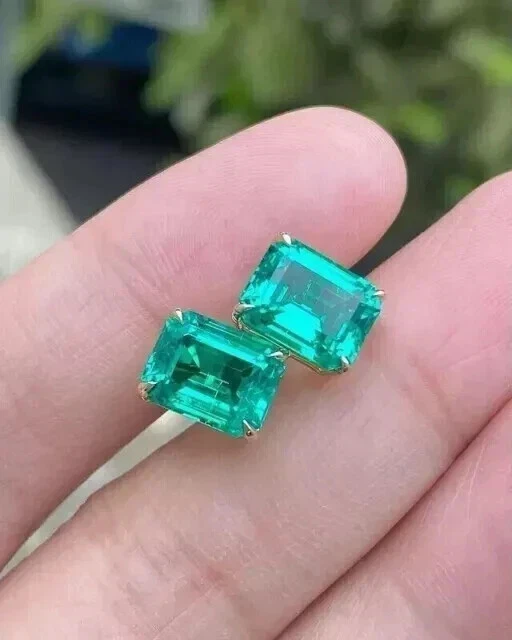 Aretes solitarios de corte esmeralda natural de 3 quilates enchapados en oro amarillo de 14 k Foto 4 de 4