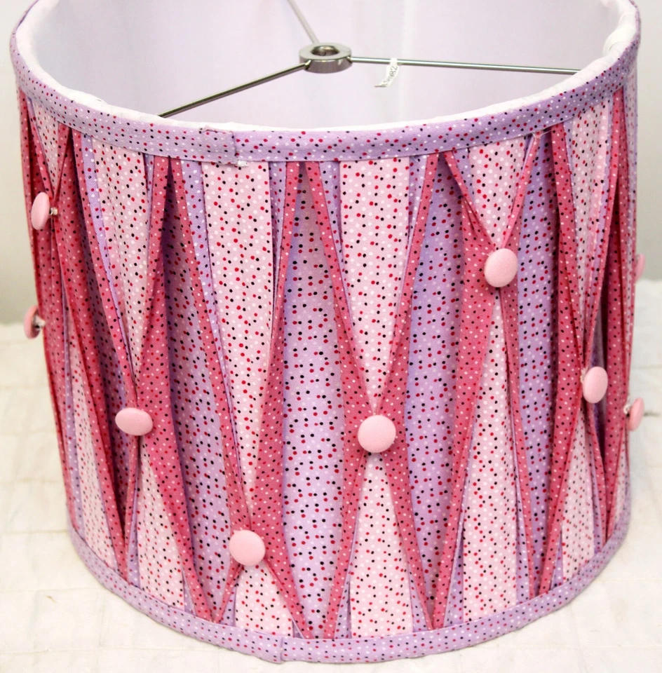 Botón de pantalla de lámpara de habitación de niñas con botones de lunares rosa y púrpura inspirado en look de colección Foto 2 de 4