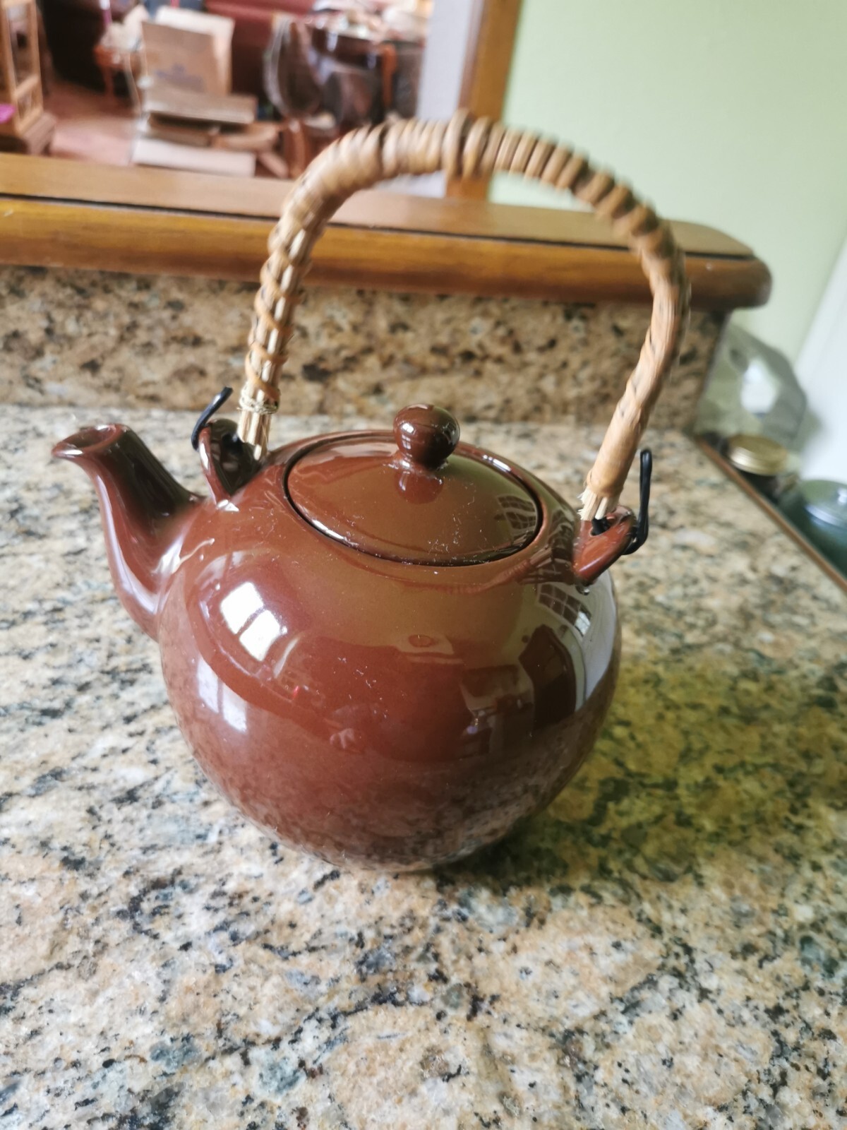 Théière céramique marron anti-brûlure avec anse rotin isolante pour service de thé sans gouttes