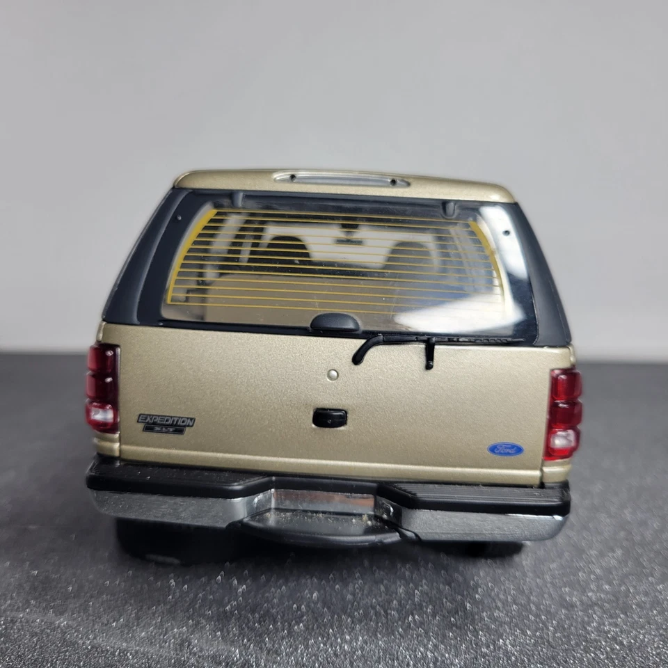 Modelos Ford Expedition XLT 1:18 UT *Precisa de reparo * - Imagem 4 de 4