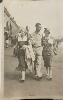 Original 30er Jahre Echt Foto Postkarte Ein sonniger Tag, schlichte Szene am Meer 