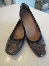 Womens Shoes Clarks Leather Cushioned Size 8M Original Owner