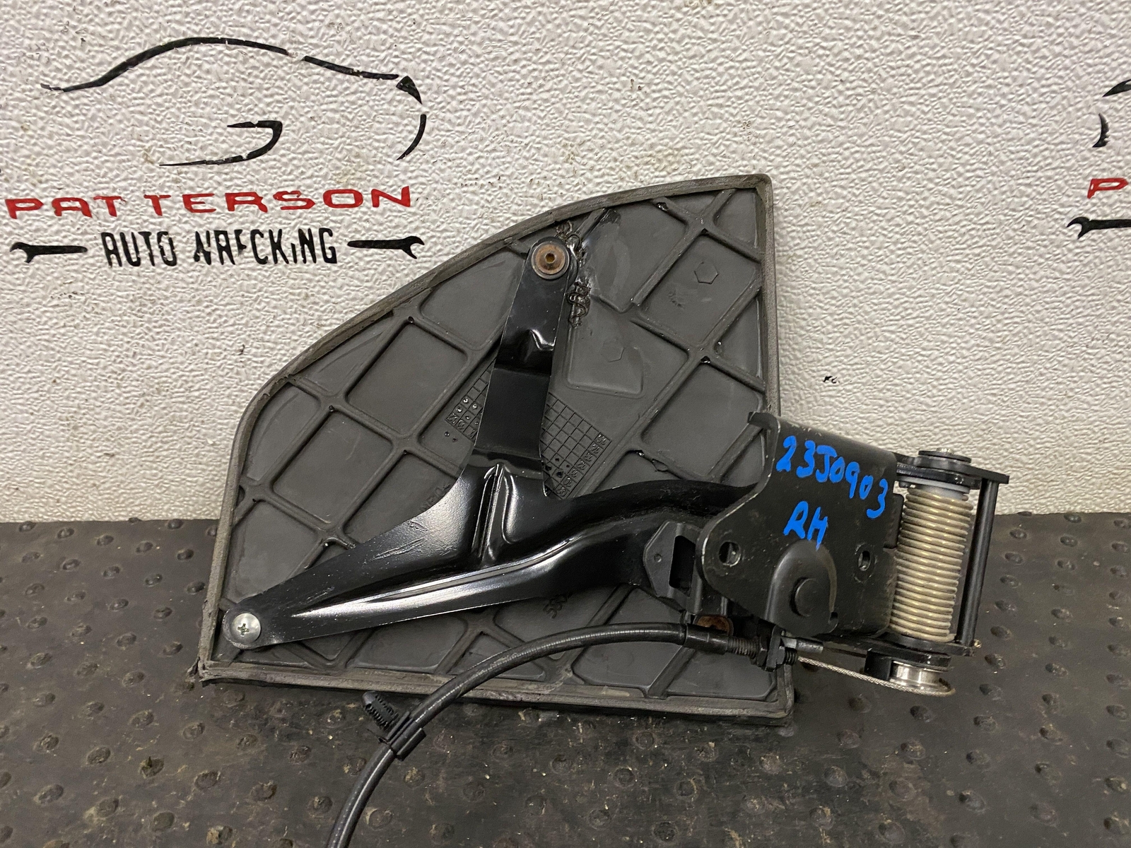 09-12 MASERATI GRANTURISMO REAR CONVERTIBLE TOP SIDE FLAPS W/ CABLES