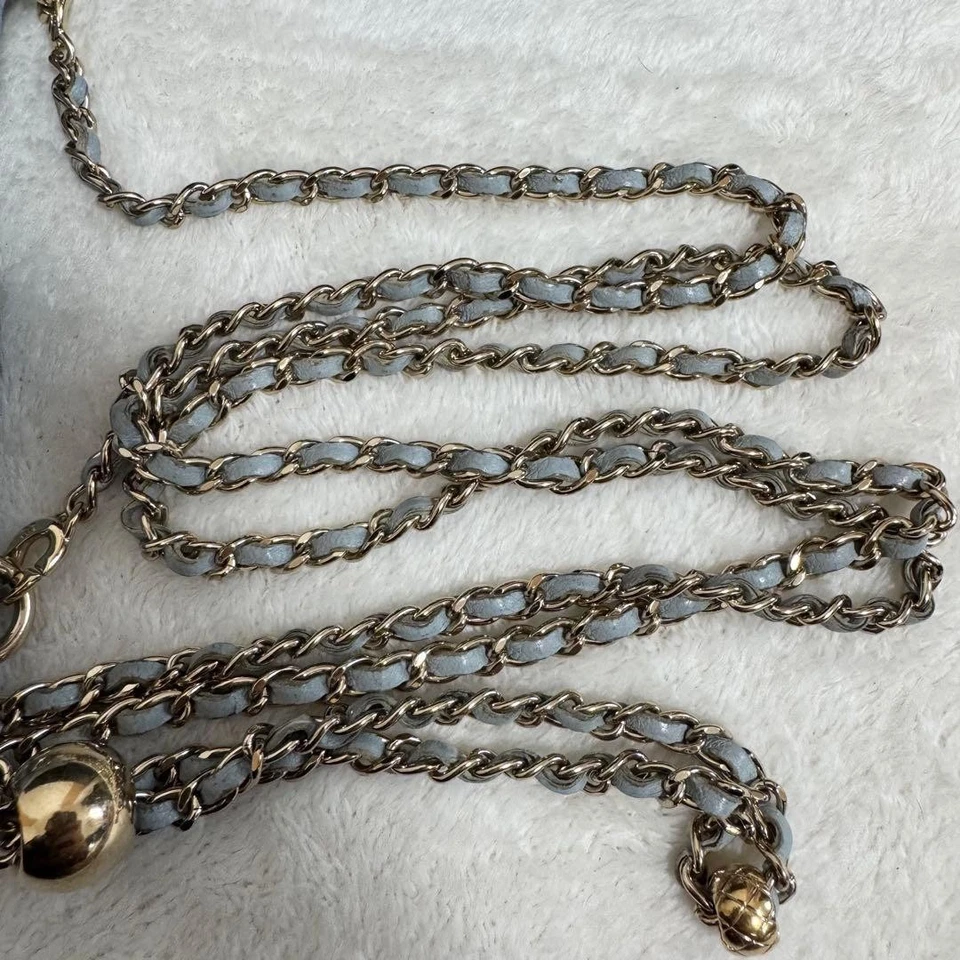 Funda Bandolera CHANEL iPhone 14 15 16 Cadena Hombro Azul Claro con Ranuras para Tarjetas Foto 2 de 4