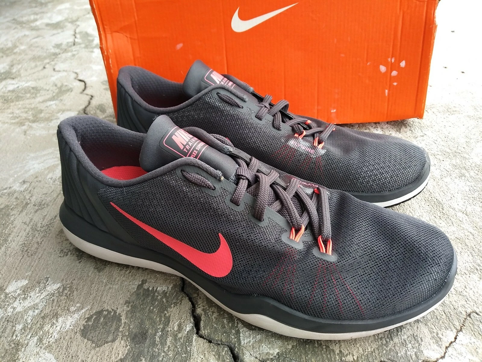 TAILLE 11 Nike Flex Supreme TR 5 femmes gris/rose chaussures de course à lacets 