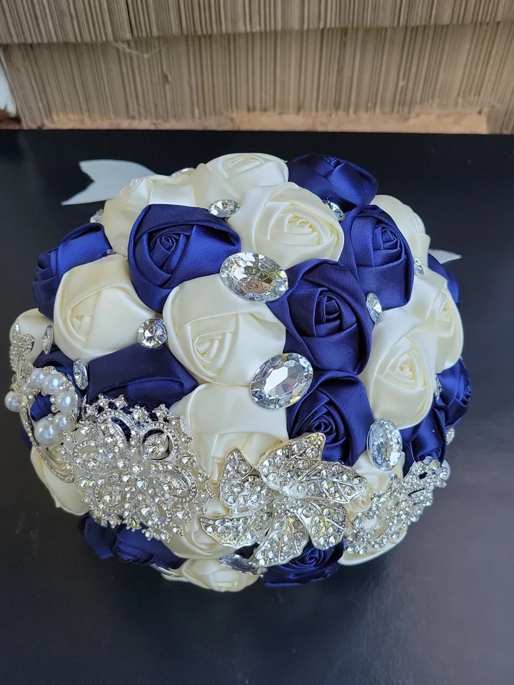 Broche ramo de boda nupcial rosa satinado azul marino de 8" con diamantes de imitación brillantes Foto 2 de 4