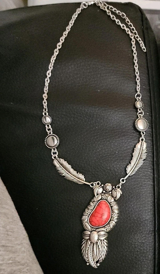 Ожерелье с подвеской в виде перьев американских индейцев из красного искусственного камня серебристого цвета - Изображение 4 из 4