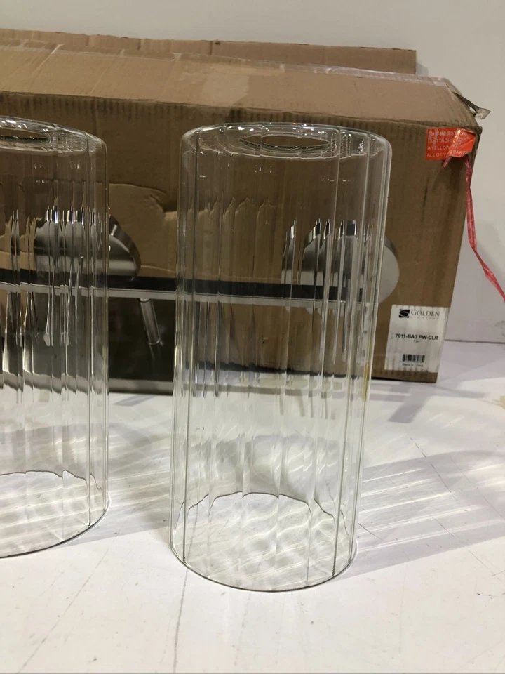 Luz de tocador de peltre de 3 luces Golden Lighting Winslett vidrio acanalado transparente Foto 2 de 4