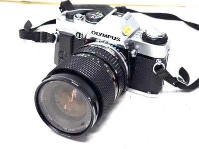 Vintage OLYMPUS OM20 OM-20 analoge Spiegelreflexkamera mit Tamron 28-70mm Zoomobjektiv