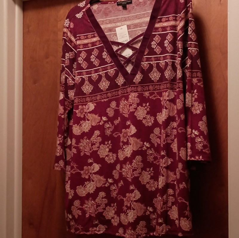 NWT Signature Studio Plus 2X Merlot Floral Top V-Neck Long Sleeve Criss Cross