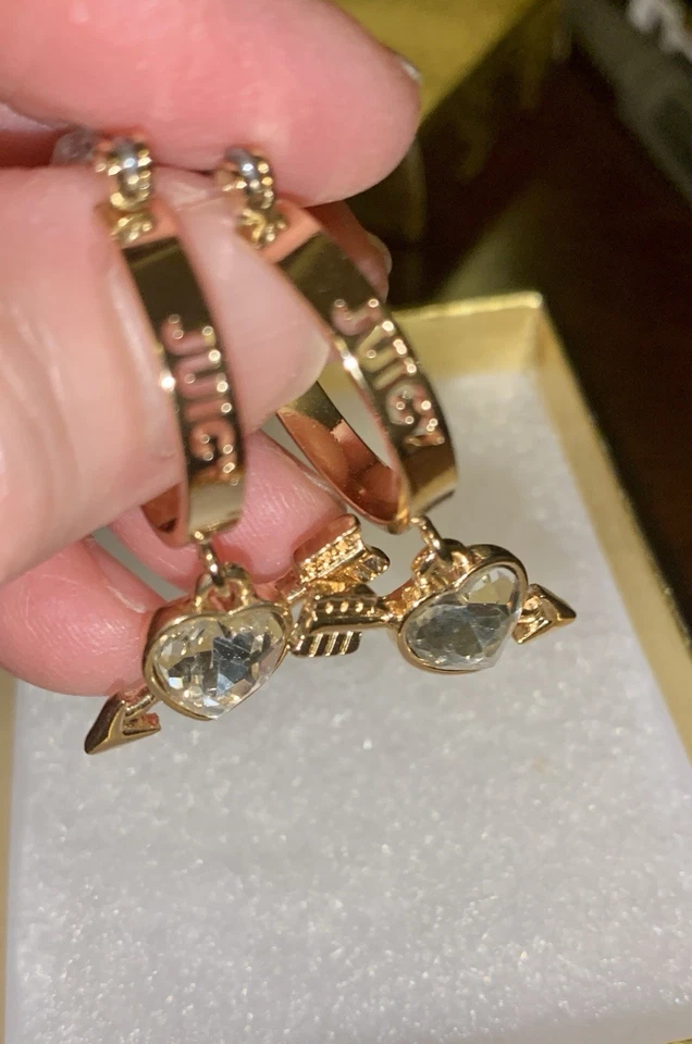 Сочные серьги-кольца Goldtone Chunky с подвеской JC Crystal Heart Arrow - Изображение 4 из 4