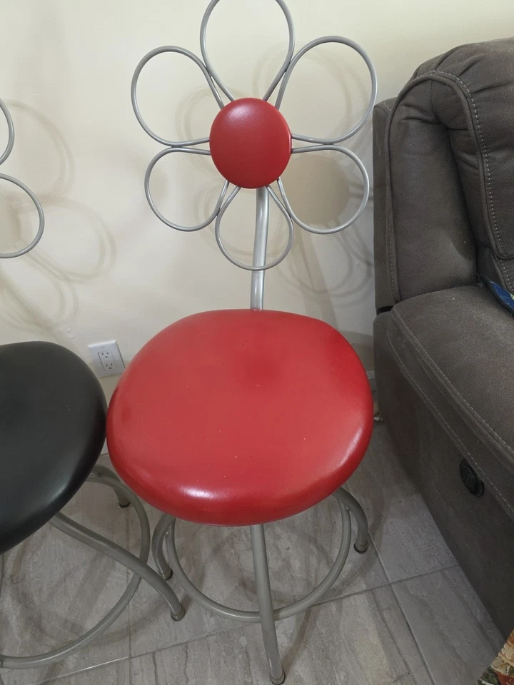 4 Silla Alta Roja y Negra Interior Floral Metal Giratorio Asiento Suave Margarita Foto 2 de 4