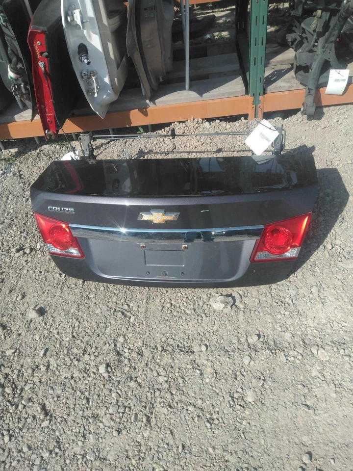 Used Deck Lid fits: 2011 Chevrolet Cruze w/o spoiler w/o rear view camera Grade Foto 2 de 4