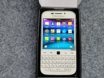 BlackBerry Classic Q20 16GB Factory UNLOCKED(4G) Keyboard Smartphone XMAS