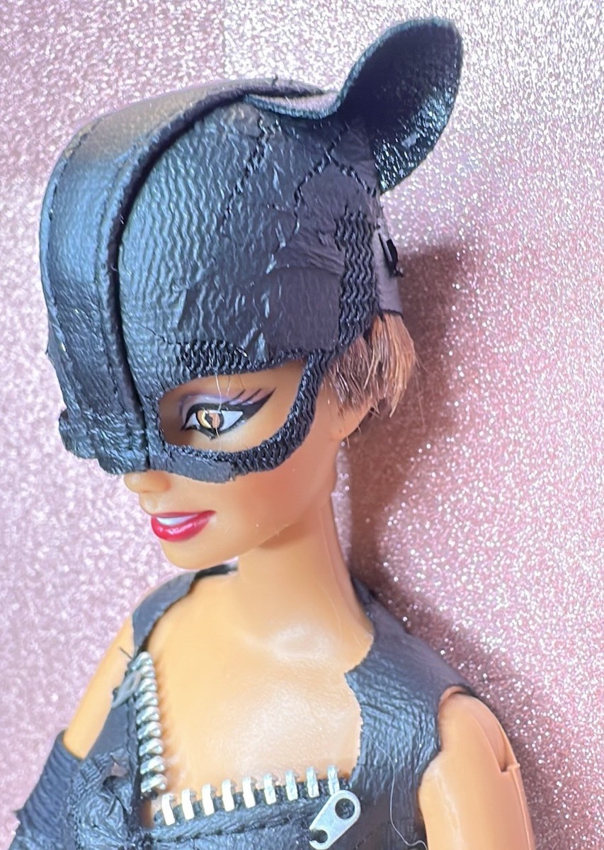 Barbie Halle Berry Catwoman DC Comics Doll 2004 | eBay