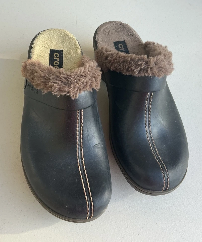 Tamancos Crocs Cobbler Eva forrado de pele sintética mulas marrom feminino 9 - Imagem 2 de 4