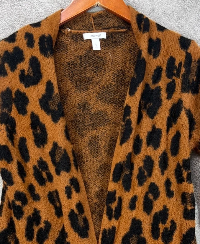 Cárdigan plumero estampado de leopardo Nine West talla pequeña para mujer cárdigan suéter Foto 2 de 4