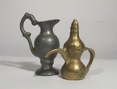 kleine arabische Kaffeekanne und ein Krug aus Metall für Puppenstube