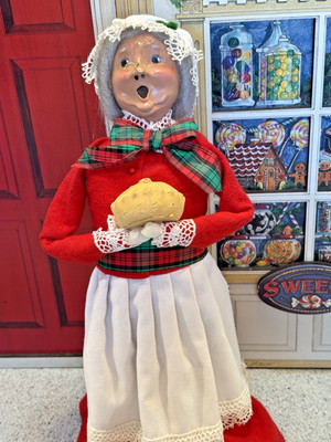 Byers Choice  1987 Mrs Claus w/ Baked Pie