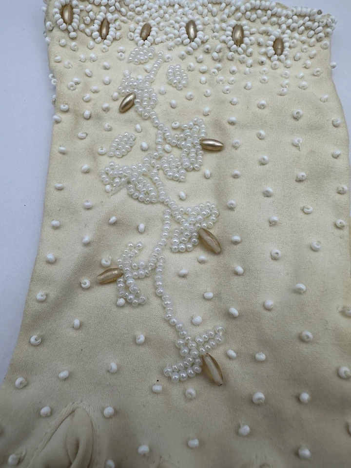 De Colección Años 50 Elegante Off White Algodón Blanco Perla Micro Cuentas Guantes Boda Foto 4 de 4