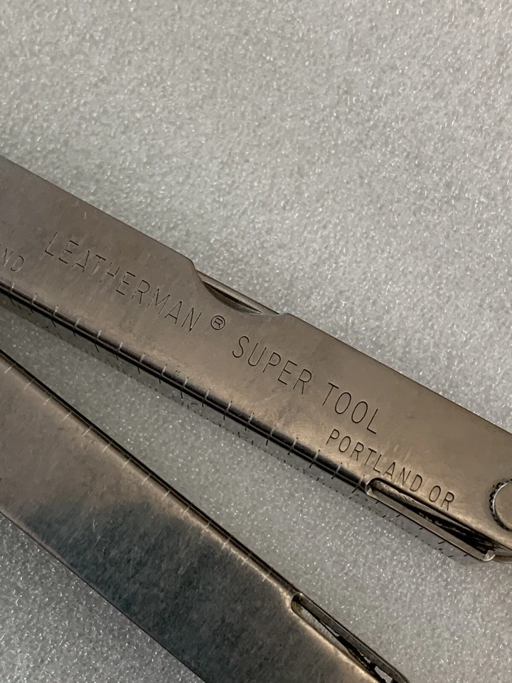 Cuchillo utilitario Leatherman - dañado Foto 3 de 4