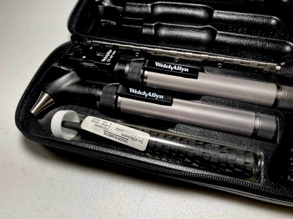 Otoscopio de bolsillo Welch Allyn 22822 con mango “AA” y estuche rígido + cabezal 13000 Foto 2 de 4