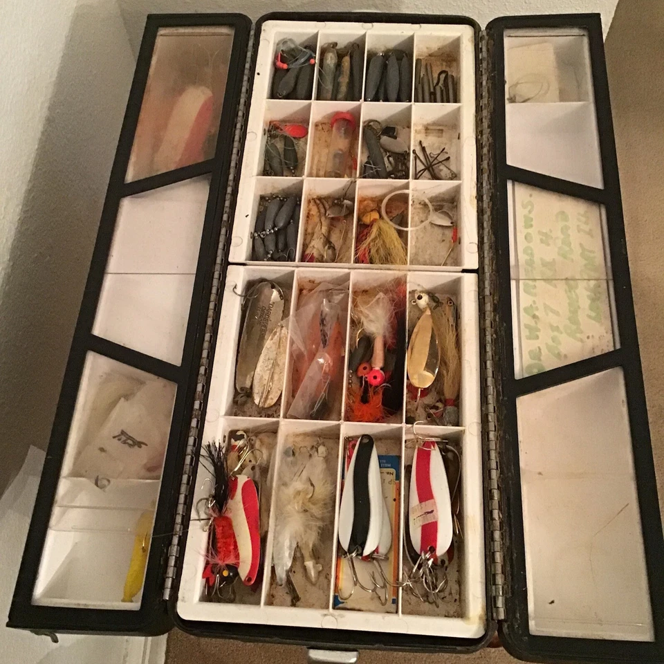 Caja de aparejos de pesca Sears Roebuck Ted Williams 3465 señuelos completos, nuevos y antiguos 2 carretes Foto 2 de 4