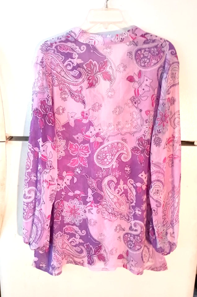 TOP TÚNICA DE GASA PINTUCK CUELLO EN V FLORAL PAISLEY MORADO SUSAN GRAVER TALLA MÁS 1X Foto 4 de 4