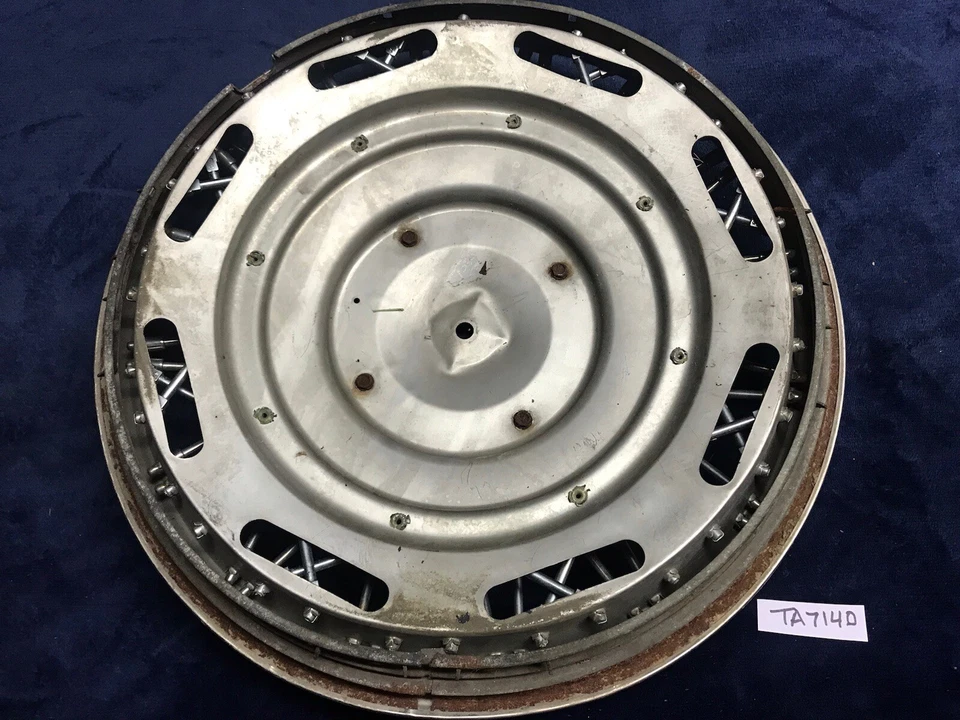 One original 1983 1984 1985 1986 1987 1988 Lincoln Town Car wire spoke hubcap Foto 4 de 4