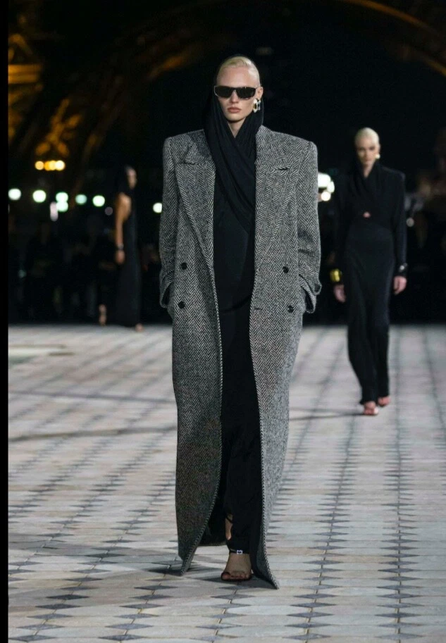 SAINT LAURENT (YSL) Sciarpa con cappuccio SAINT LAURENT nuova con etichetta $1.750. Nieman Marcus Nero 11" L x 71" H