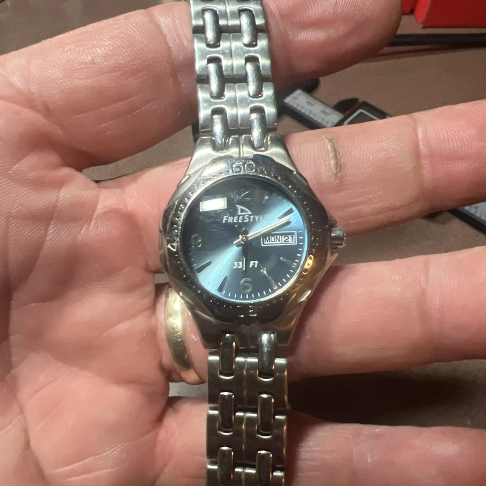 Reloj De Colección FREESTYLE SHARK 330 pies Mujer Esfera Azul Acero Inoxidable BATERÍA NUEVA Envío Gratis Foto 4 de 4