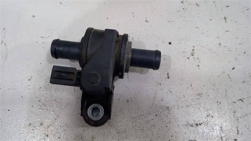 Toyota Camry 2019-2021 válvula de control de agua refrigerante OEM 16671-24020 Foto 2 de 4