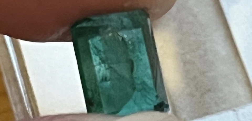 Esmeralda natural de Zambia: gema suelta corte esmeralda de 2,3 quilates Foto 4 de 4