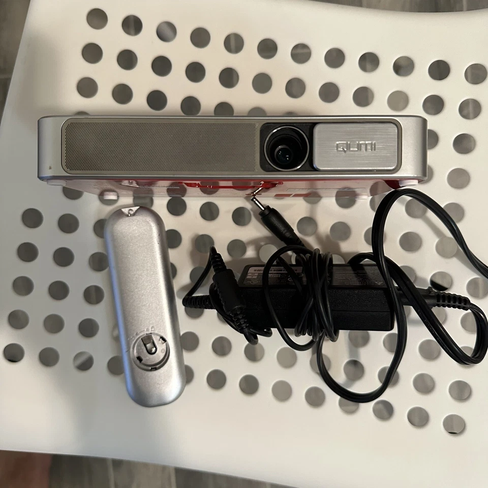 Vivitek QUMI HD pocket projector Q3PLUS-RD 1080p works small portable gaming - Image 2 of 4