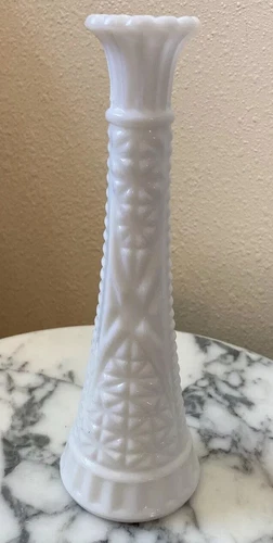 VINTAGE ANCHOR HOCKING MILK WHITE GLASS STARS & BARS FLOWER BUD VASE