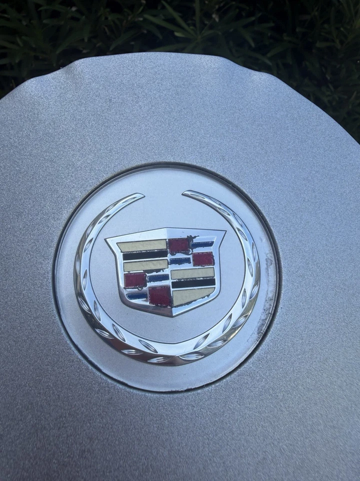 Tapa central de rueda Cadillac SRX 2010-2016 rueda de 18" 9597489 repintada OEM Foto 2 de 4