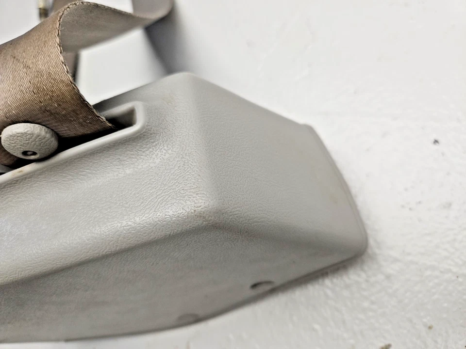 Retractor de cinturón de seguridad delantero derecho para pasajero Chevy/GMC C/K Suburban 88-98 OEM 3860 Foto 3 de 4