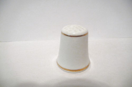 THIMBLE FBC ROYAL TARA IRELAND HALLMARKED WORLD'S GREATEST PORCELAIN HOUSES '85 - Picture 3 of 5