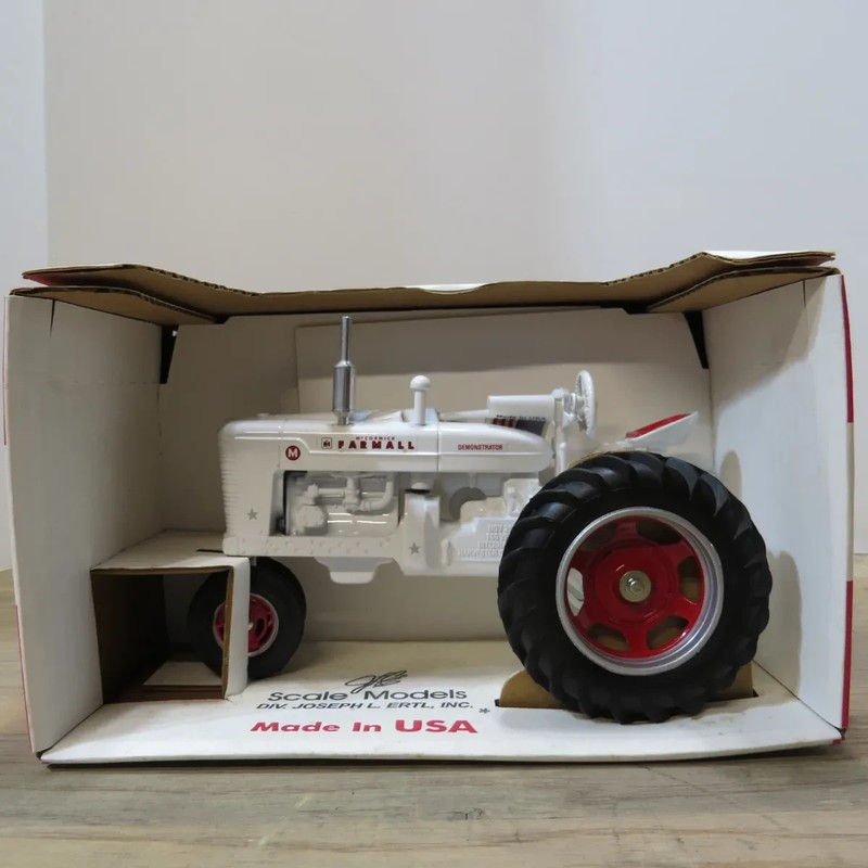 Scale Models  IH Farmall "M" White Demo Tractor 100Anni MadeUSA 1/16 IH-ZSM996-B