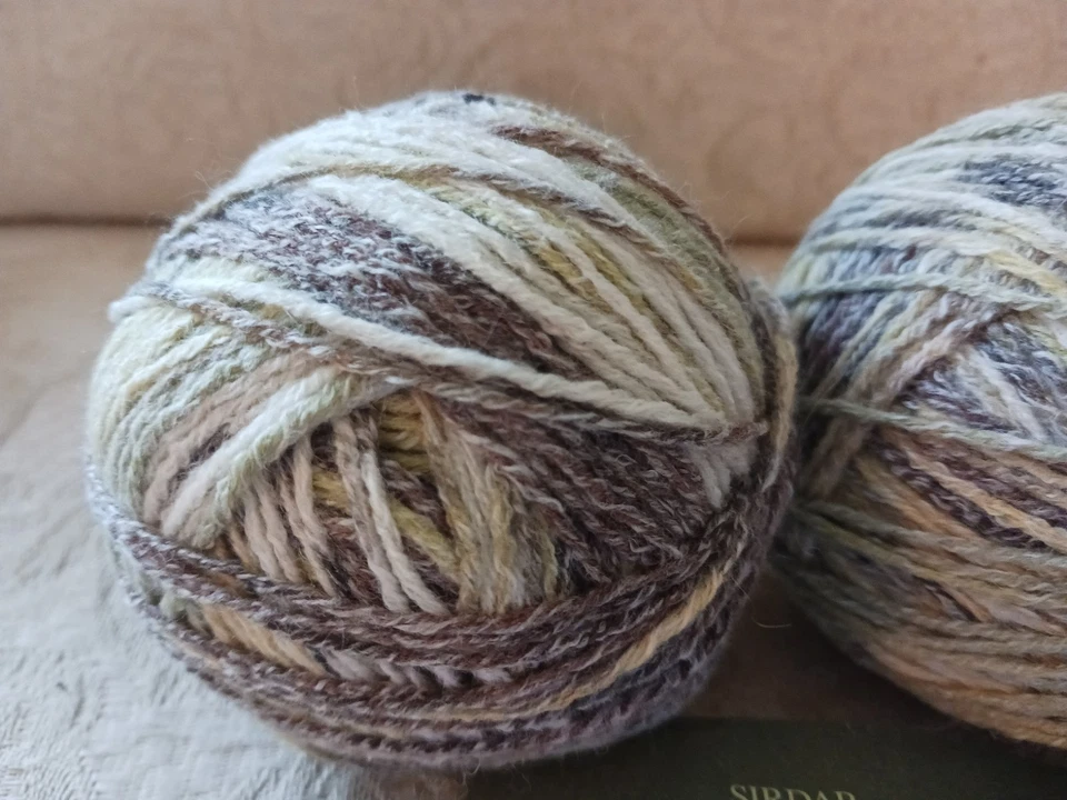 Sirdar Crofter DK Fair Isle Effect Yarn 2 骨架 50 克柔软黄色灰色白色格力 — 第 2/4 张图片