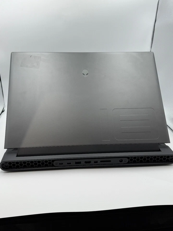 Dell Alienware M18 R1 Gaming Laptop/i9 14900HX/32GB/SSD1TB RTX 4070 (GPU Glitch) - Image 3 of 3