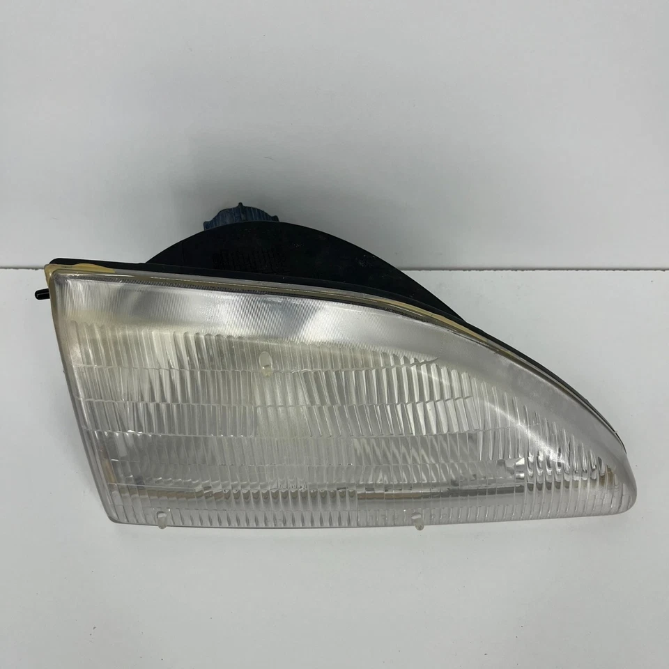 Faro derecho derecho Sylvania Ford Mustang SAE-HR-94MG Foto 2 de 4