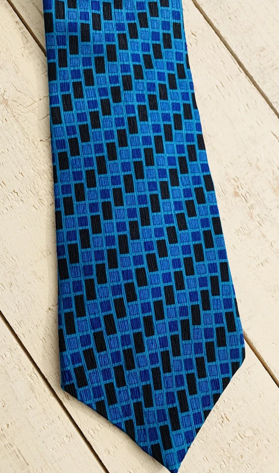 Corbata de diseñador Guess 100 % seda importada geométrica azul negro EE. UU. ¡Envío rápido! Foto 3 de 4